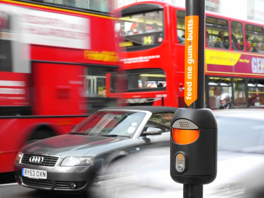 Post-mounted Smartbin cigarette and chewing gum bins