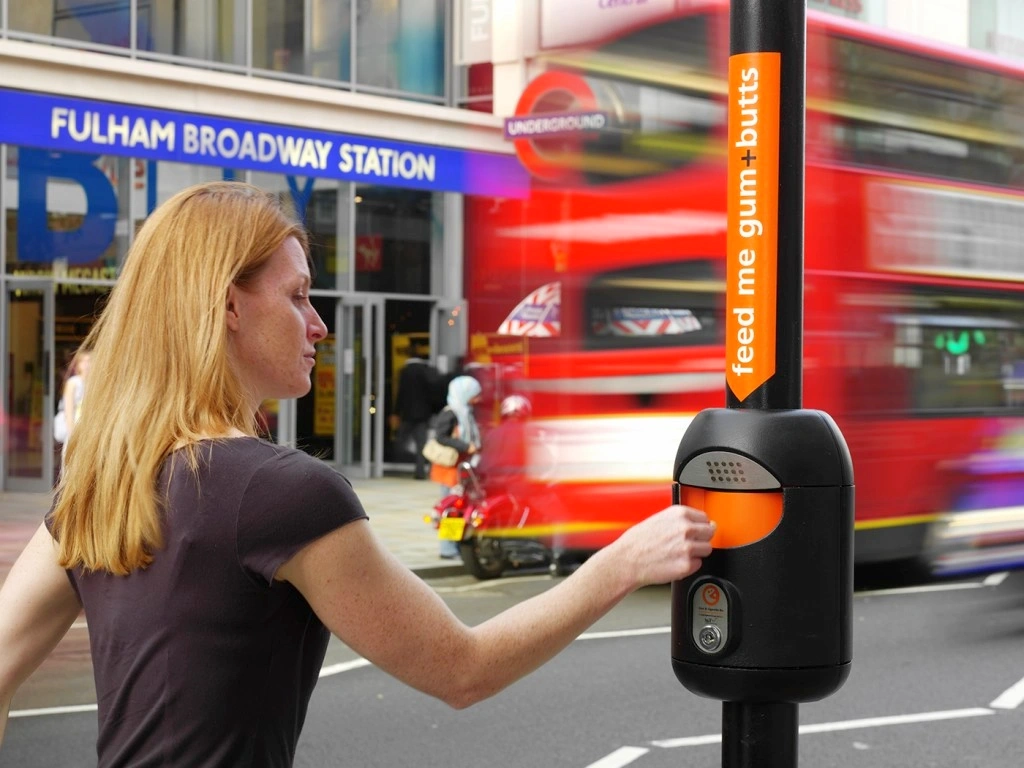 Post-mounted Smartbin cigarette and chewing gum bins