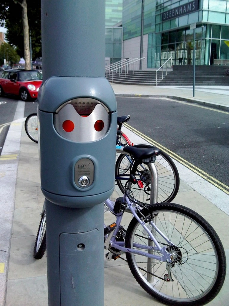 Post-mounted Smartbin cigarette and chewing gum bins