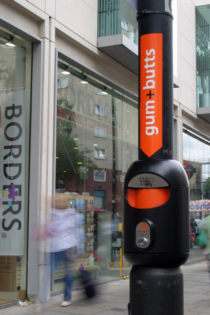 Post-mounted Smartbin cigarette and chewing gum bins