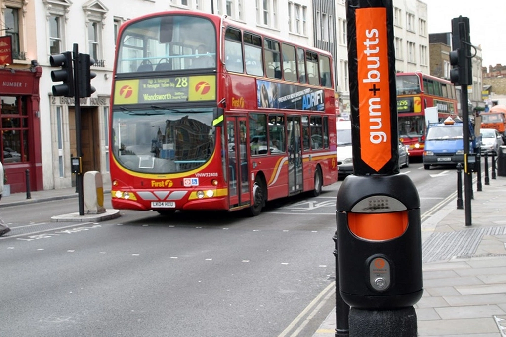 Post-mounted Smartbin cigarette and chewing gum bins
