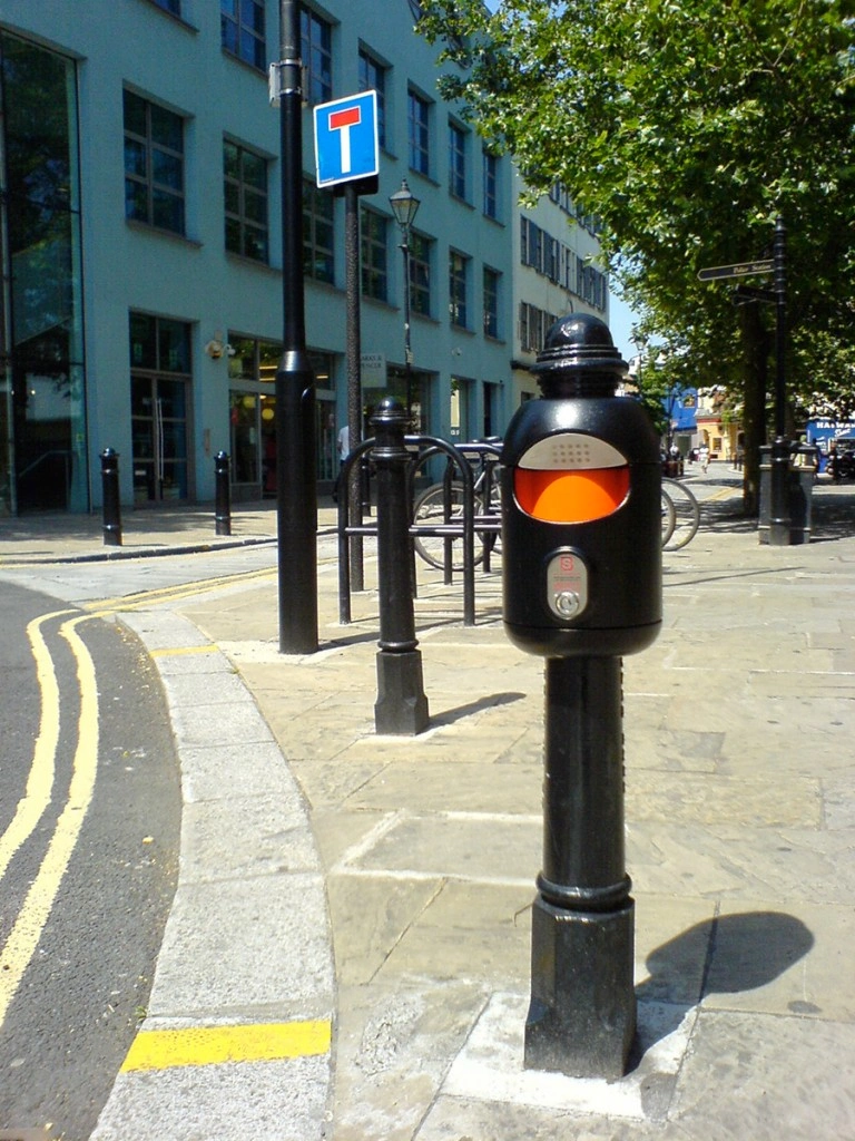 Post-mounted Smartbin cigarette and chewing gum bins