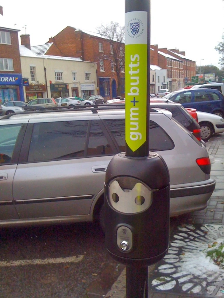 Post-mounted Smartbin cigarette and chewing gum bins