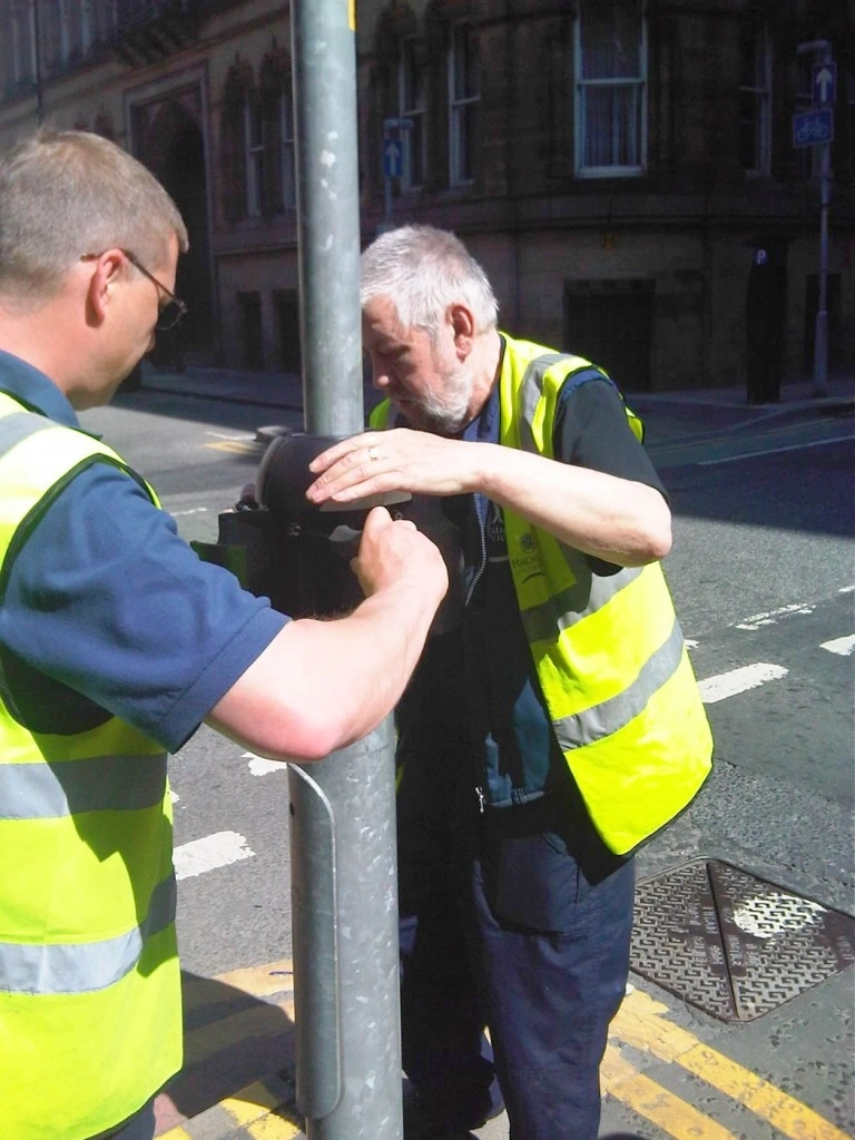 Post-mounted Smartbin cigarette and chewing gum bins