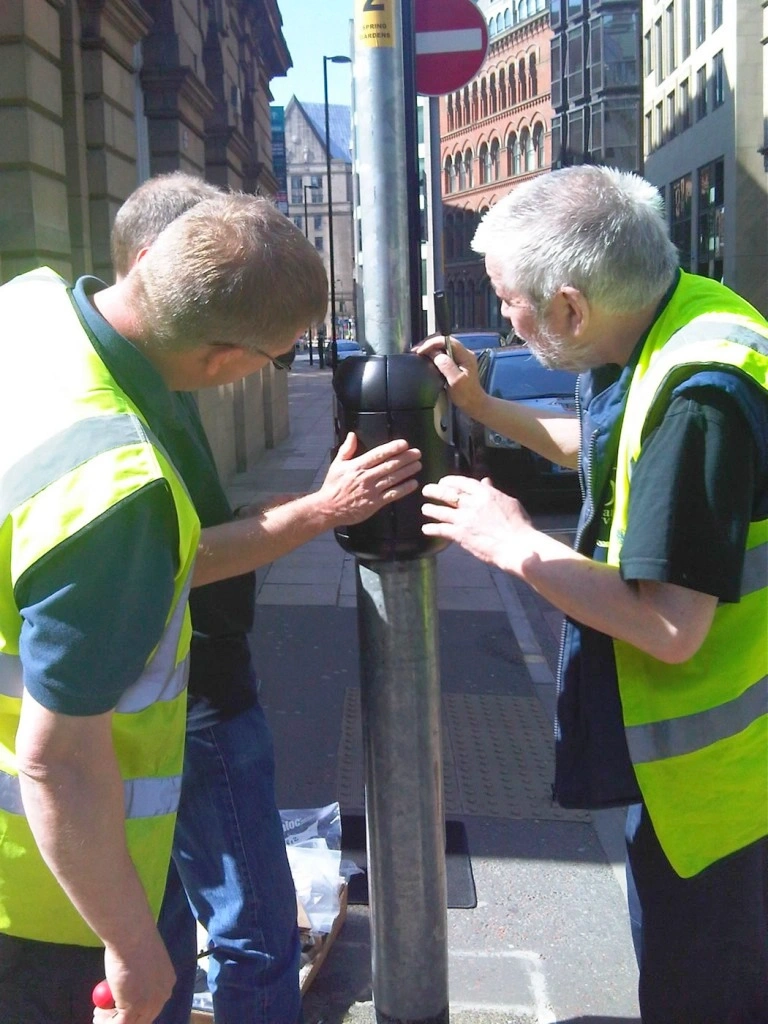 Post-mounted Smartbin cigarette and chewing gum bins