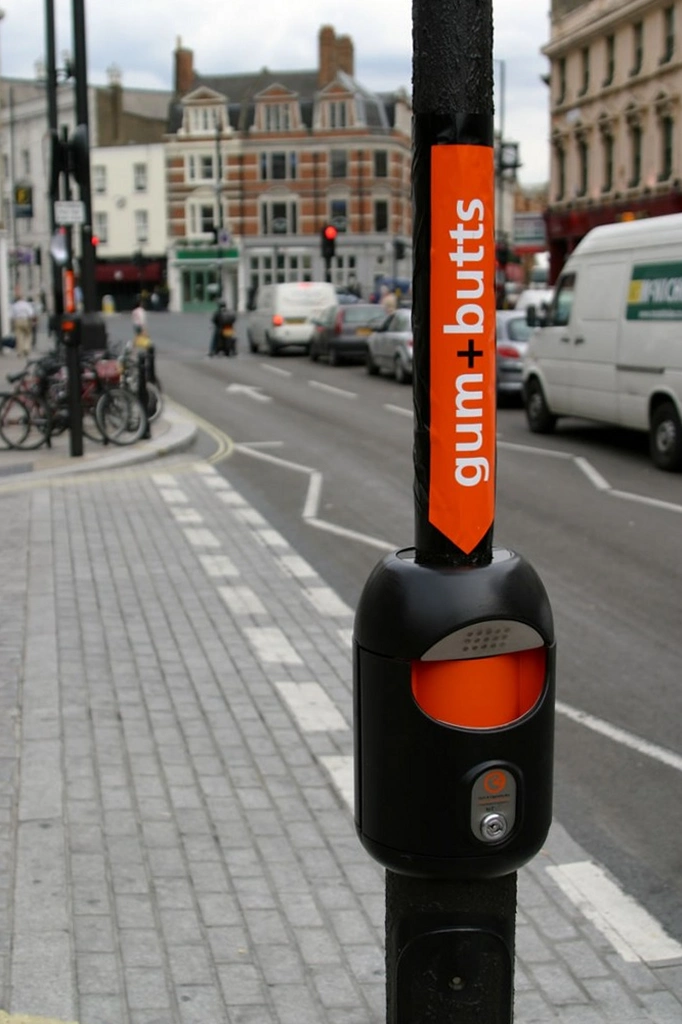 Post-mounted Smartbin cigarette and chewing gum bins