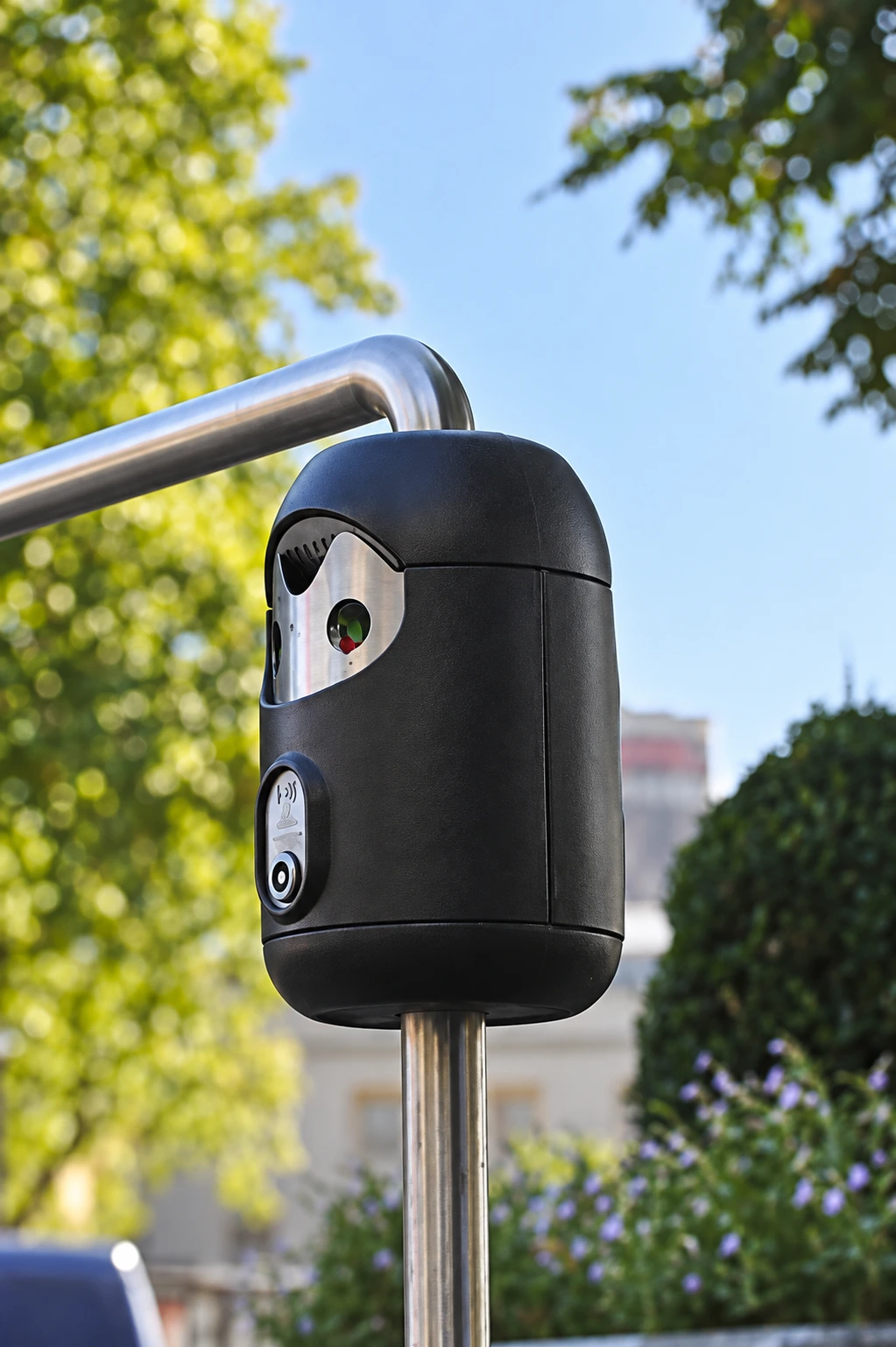 Post-mounted Smartbin cigarette and chewing gum bins