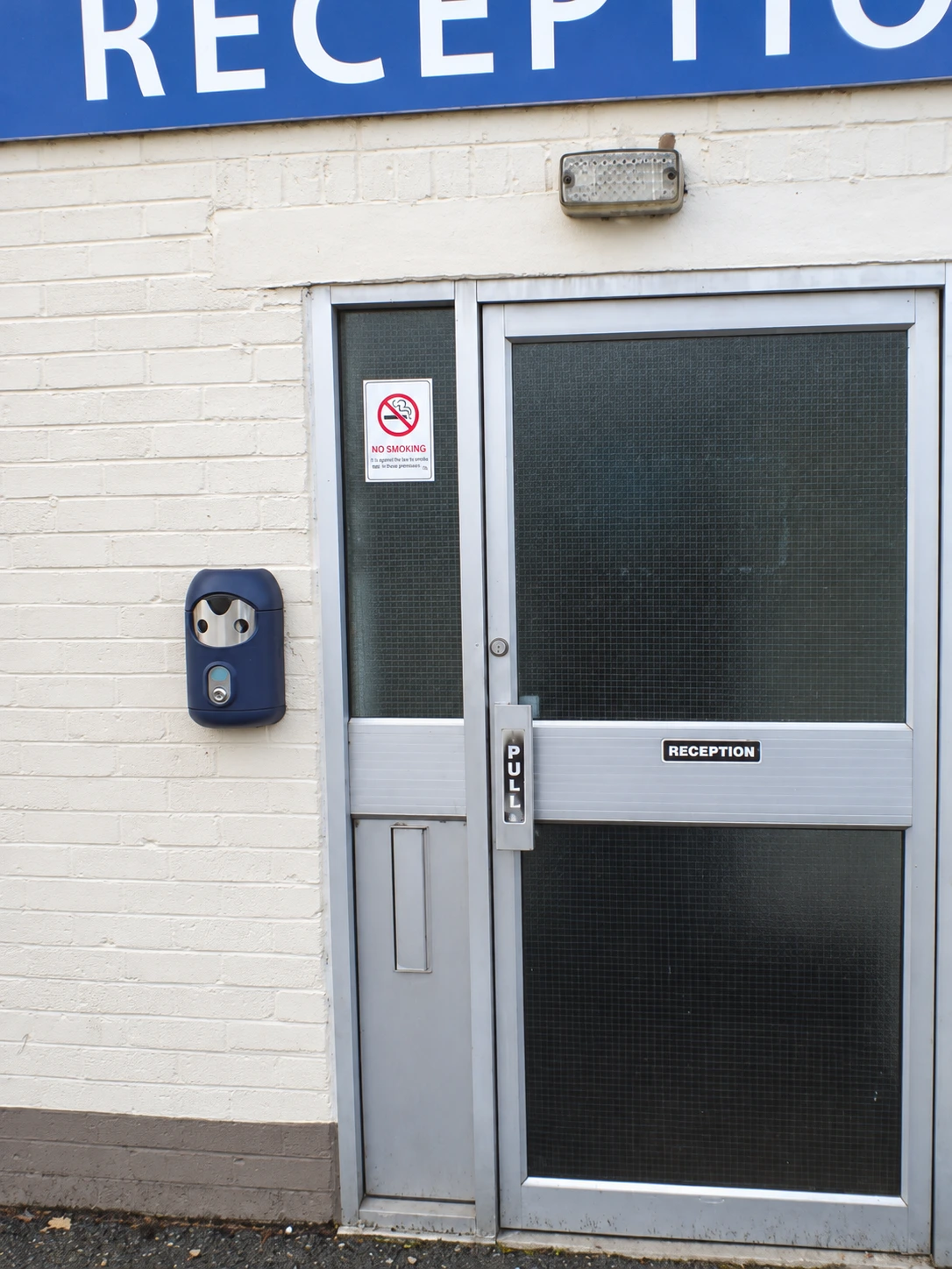 Wall-mounted Smartbin cigarette and chewing gum bins
