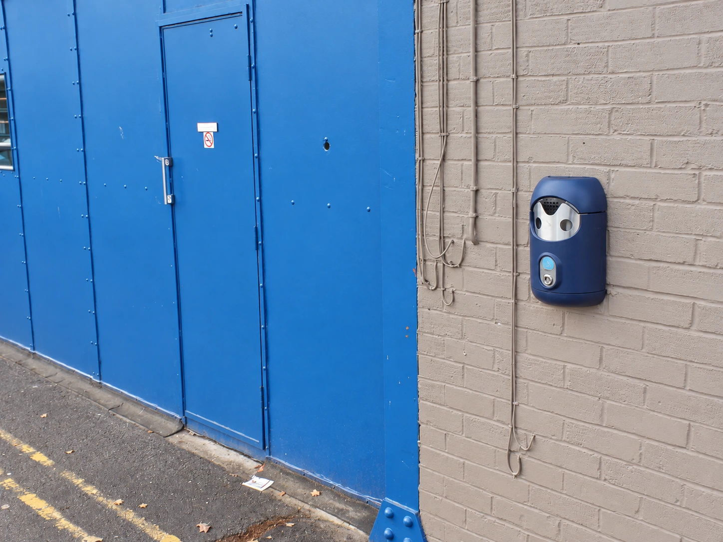 Wall-mounted Smartbin cigarette and chewing gum bins