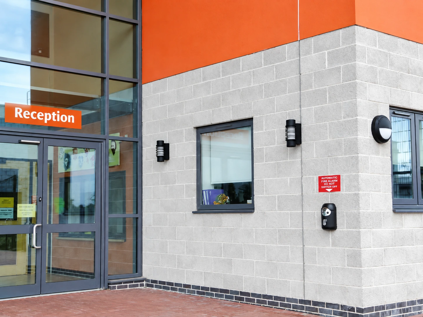Wall-mounted Smartbin cigarette and chewing gum bins