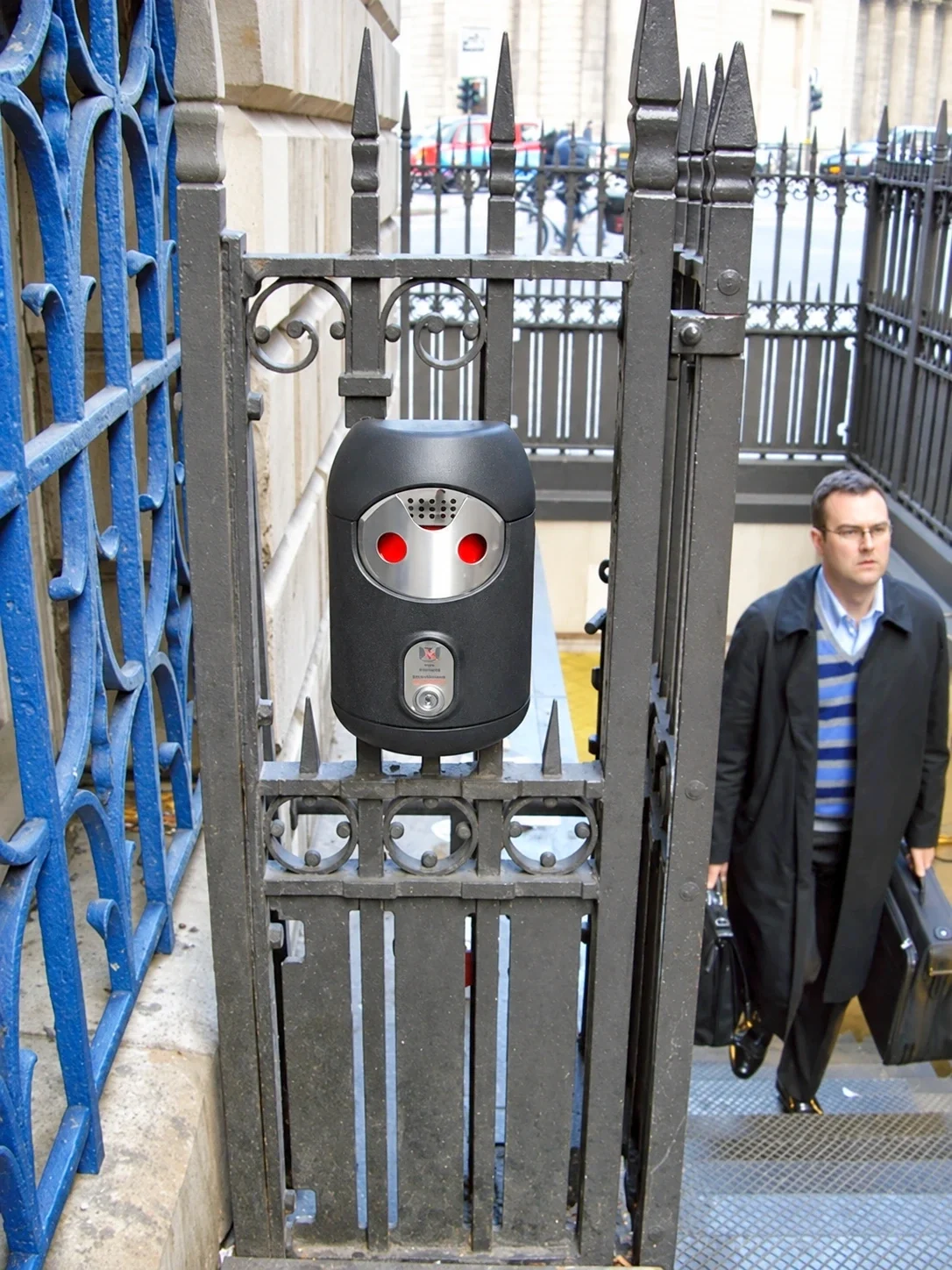 Railing-mounted Smartbin cigarette and chewing gum bins