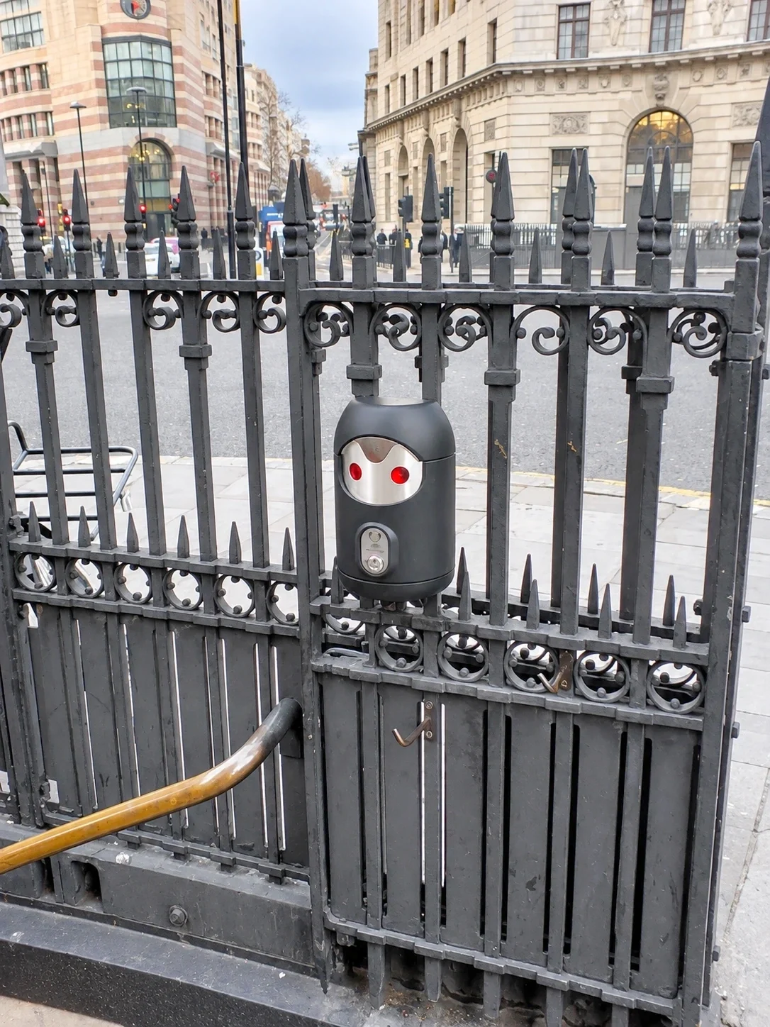 Railing-mounted Smartbin cigarette and chewing gum bins