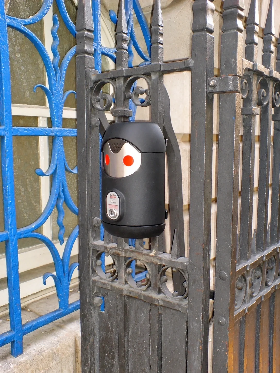 Railing-mounted Smartbin cigarette and chewing gum bins
