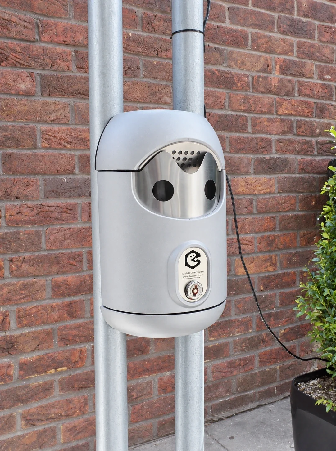 Railing-mounted Smartbin cigarette and chewing gum bins