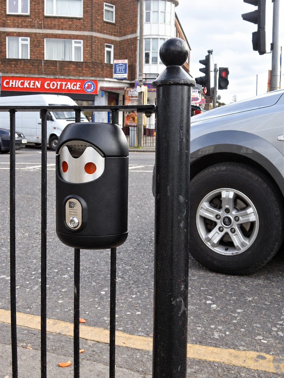 Railing-mounted Smartbin cigarette and chewing gum bins