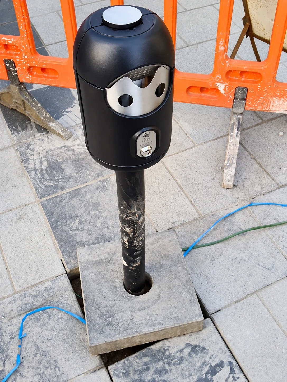 Freestanding Smartbin cigarette and chewing gum bins