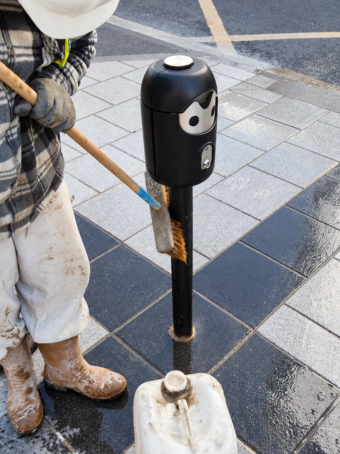 Freestanding Smartbin cigarette and chewing gum bins