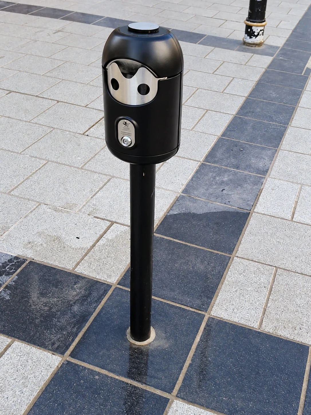 Freestanding Smartbin cigarette and chewing gum bins